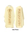 Casulla color crema  bordada caliz con forma dentro de roseton tela lana fresca.