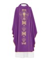 Casulla morada bordada con caliz  dentro de Ornacina Y greca con espigas