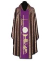 Casulla estampada tipo damasco con galon cruz y espiga caliz.