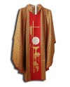 Casulla estampada tipo damasco con galon cruz y espiga caliz.