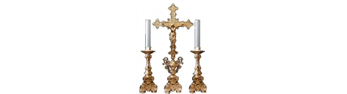 Cruz y candelabros de altar