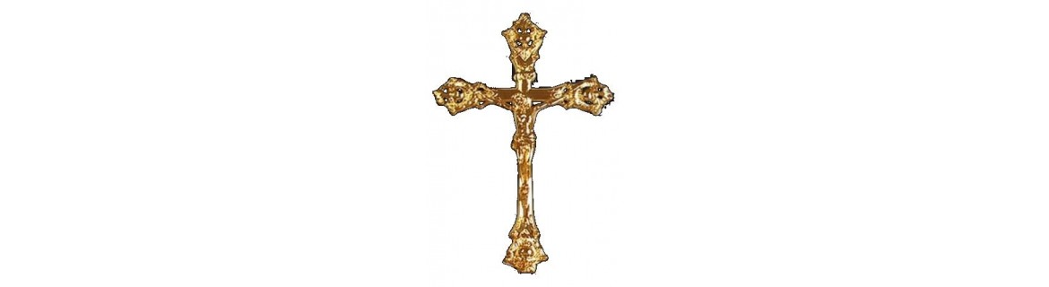 Cruz parroquial fabricada en metal y con vara metálica o de madera.