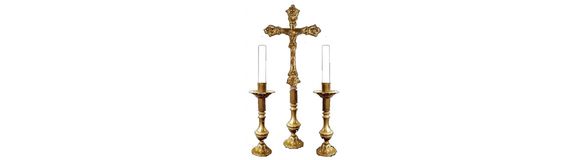 Juego de altar, cruz y candelabros fabricados en metal cincelado.